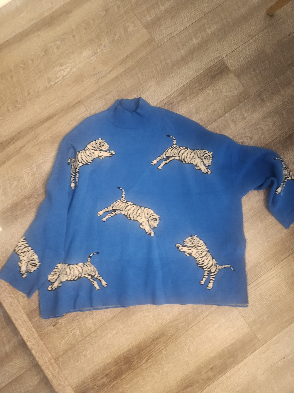 Ali Miles Women's Blue Tiger-Print Turtleneck Sweater